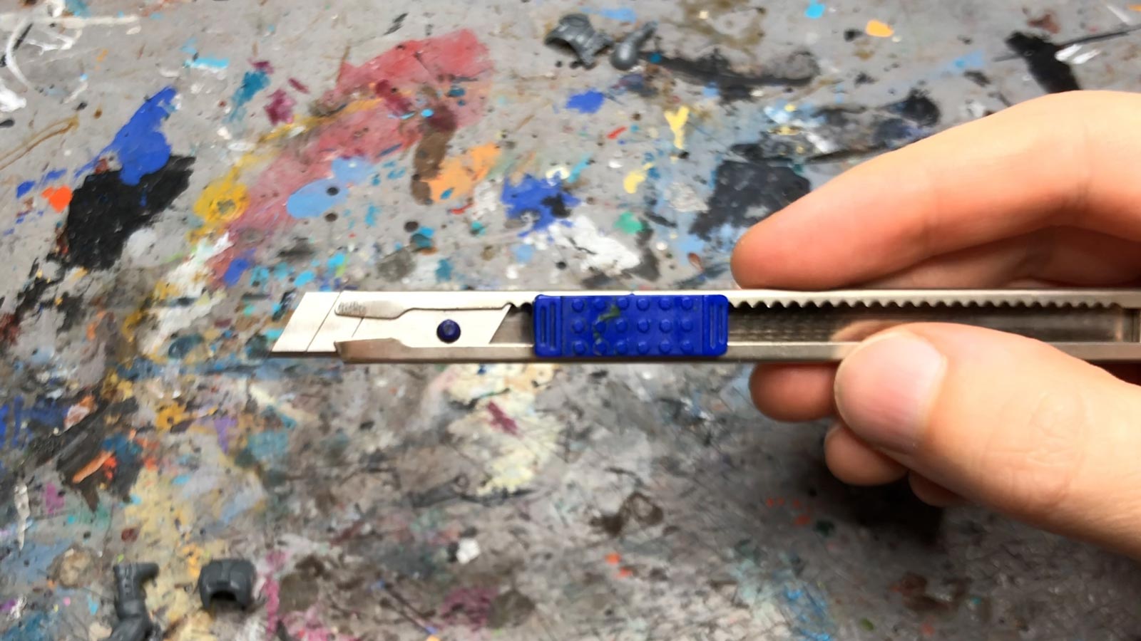 A metal snap-off hobby knife