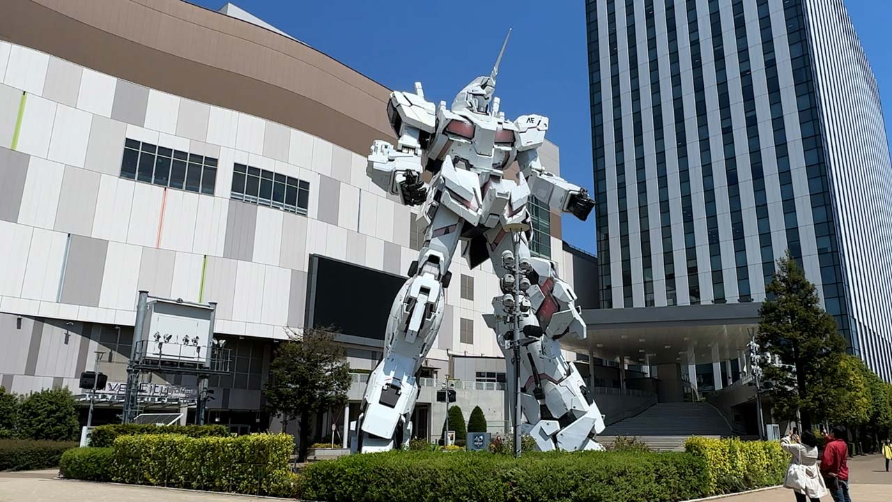 Life-size Gundam Unicorn statue in Odaiba