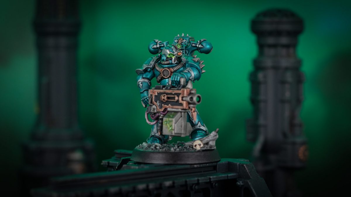 Cinematic shot of an Alpha Legion Chaos Space Marine Legionary Heavy Gunner with Heavy Bolter painted by Stahly