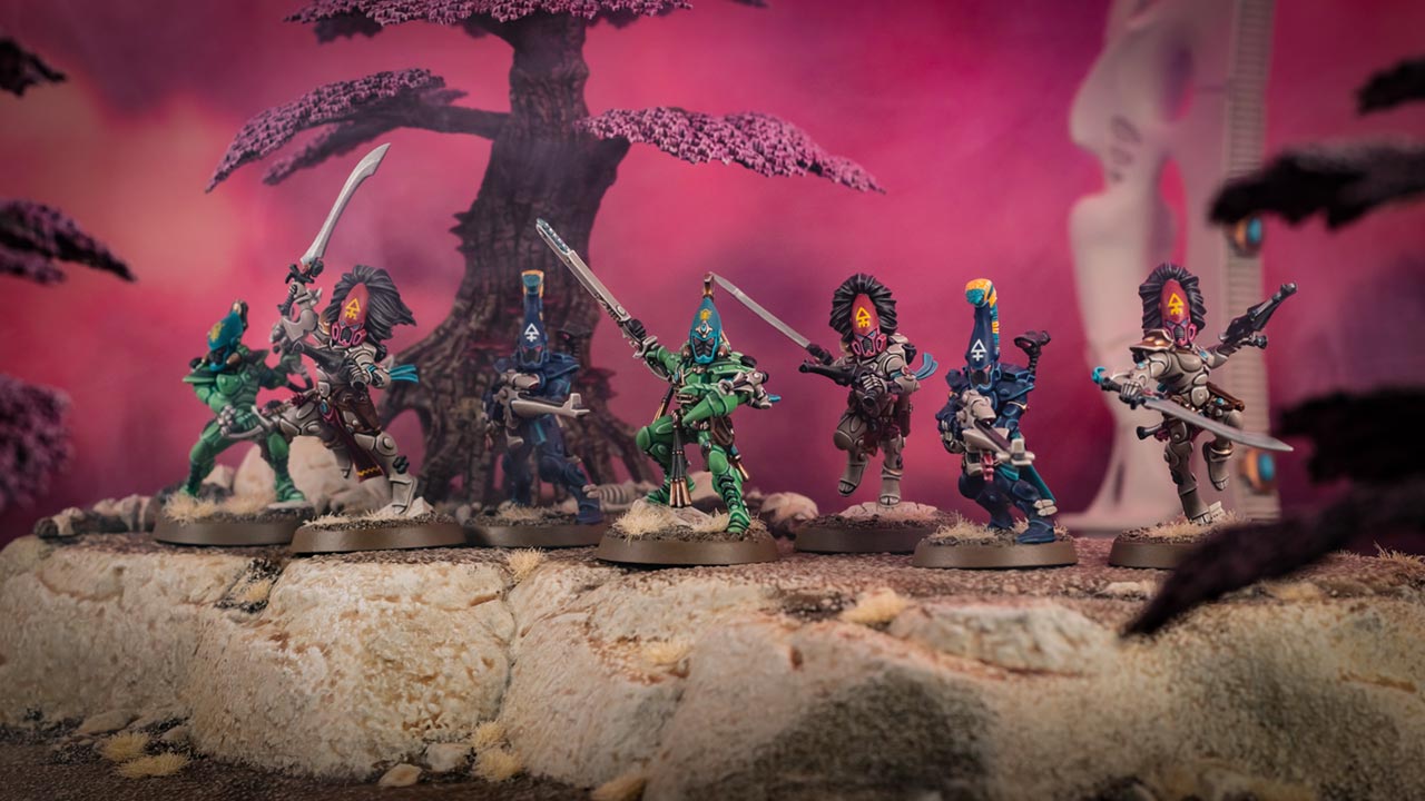 Cinematic shot of an Aeldari Blades of Khaine Kill Team in front of a pink sky