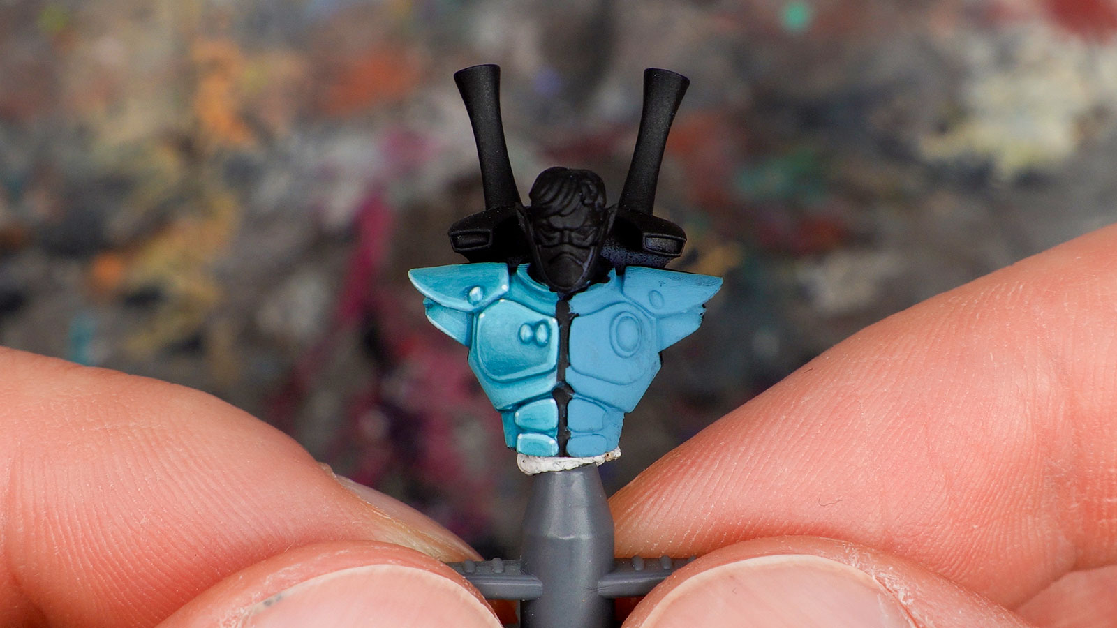 An Aeldari demo model, left side painted turquoise with Scale 75 Fantasy & Games paints, right side painted with Scalecolor