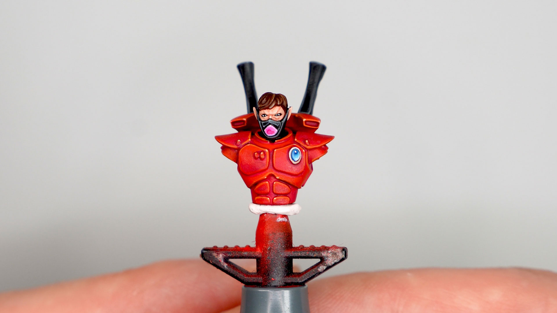 An Aeldari Guardian upper body painted in the scarlet red of Craftworld Saim-Hann with Green Stuff World Maxx Formula paints