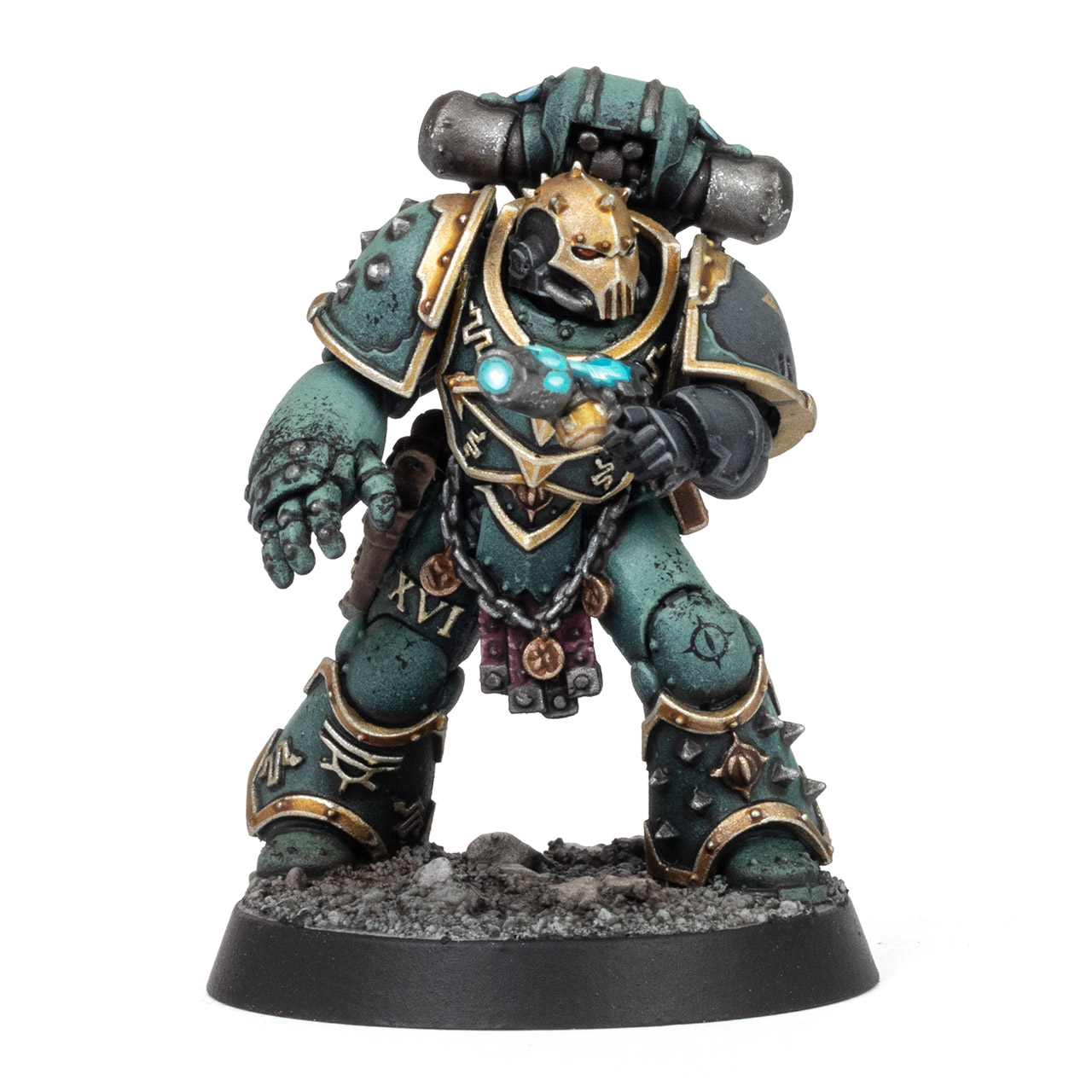 A Sons of Horus veteran Sergeant with artificer armour kitbash, painted by Stahly, on white background